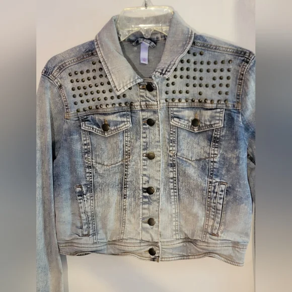 Studded Slightly Cropped Jean Jacket By Xhilaration Size Large - Picture 2 of 8